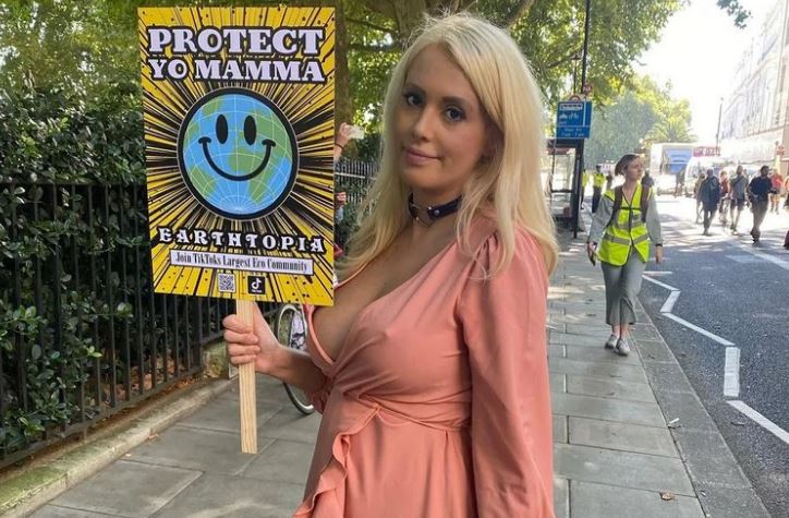 Ecologista protestó en topless para lograr una reunión con Boris Johnson (FOTOS)