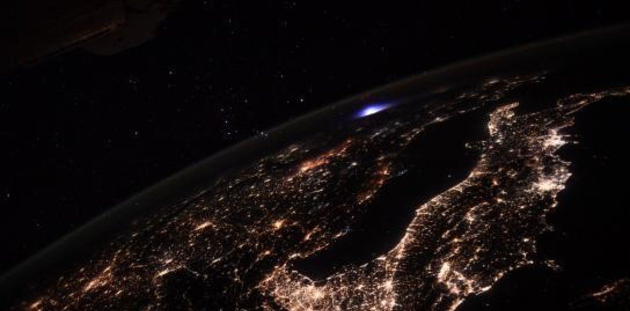 El extraño fenómeno luminoso que filmó el comandante de la Estación Espacial en la Tierra (Fotos)