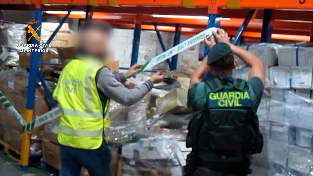 Detienen en las islas Canarias a 22 personas por distribuir 253 toneladas de alimentos no aptos para el consumo humano