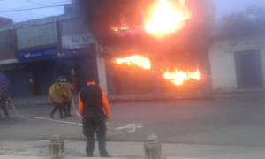 Reportan gran incendio en la avenida Bolívar de Ocumare del Tuy #22Oct (IMÁGENES)