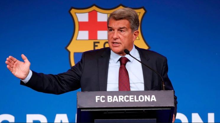 La insólita confusión de Laporta durante la renovación de una joya del Barça (Video)