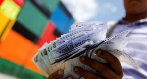 “Solo dólares”: Comercios en Venezuela se alistan para la nueva reconversión monetaria