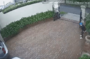 La cazaron infraganti: Cámara de seguridad grabó el momento en que una ciclista hizo “caca” en un jardín lujoso de Australia