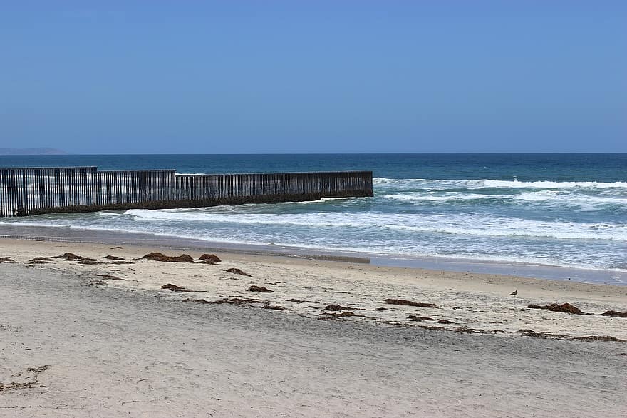 Una persona murió y otras 13 fueron capturadas nadando al otro lado de la frontera de EEUU en San Diego