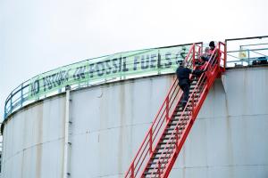 Un grupo de ecologistas se encadena dentro de la mayor refinería británica