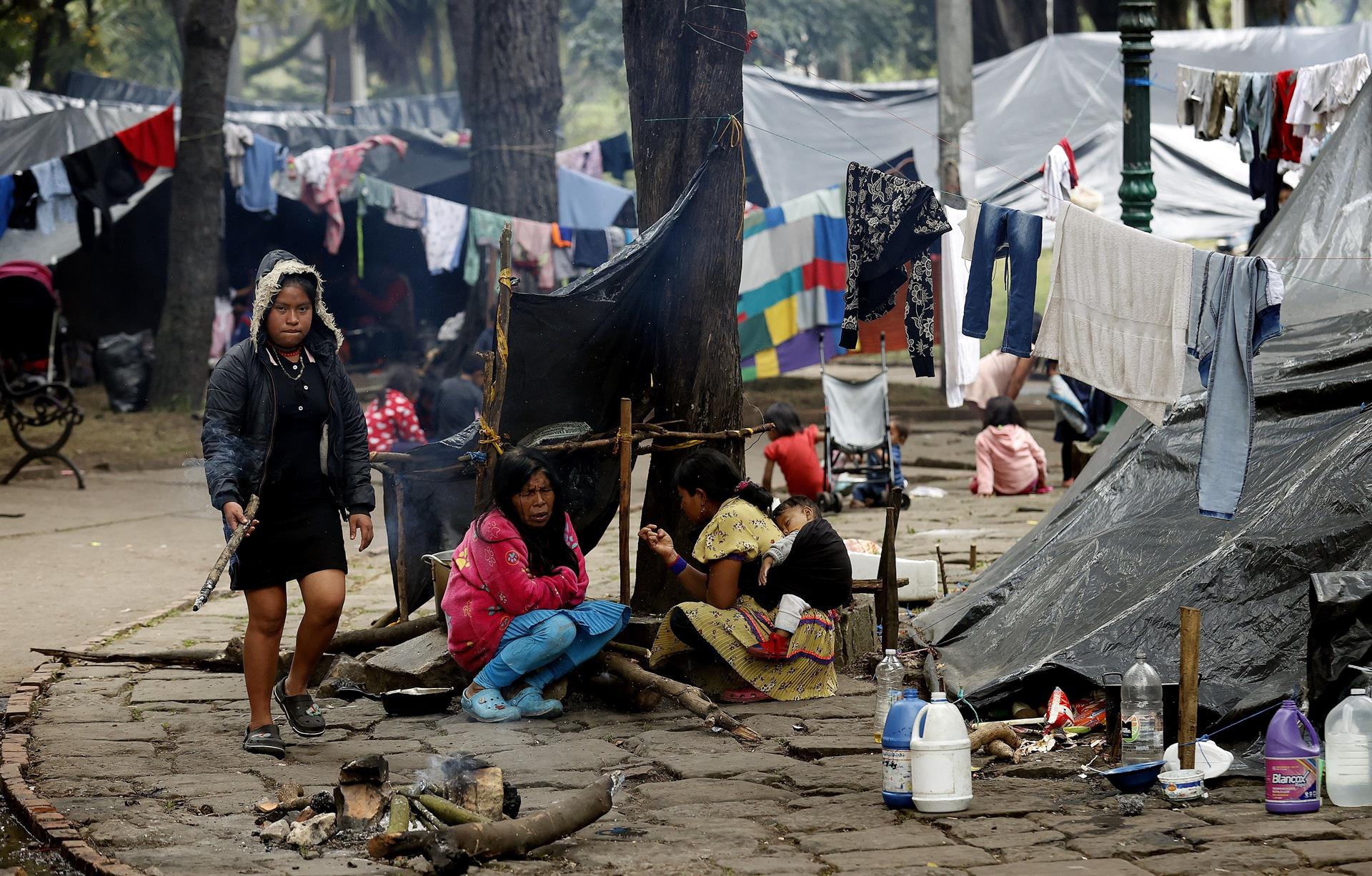 Amenazan con desalojar a más de un millar de indígenas desplazados en Bogotá