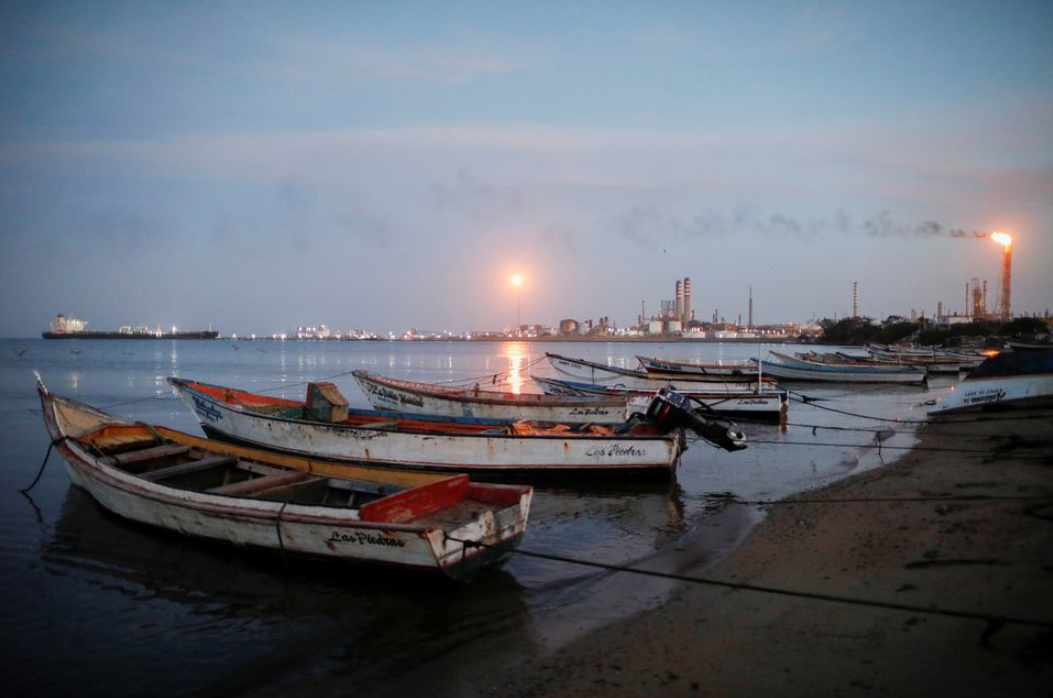 Hemorragia de crudo y gas de Pdvsa preocupa a pescadores y ecologistas en Falcón