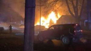 Escalofriante escena en Míchigan: Mujer grita por su bebé atrapado mientras viviendas arden en llamas