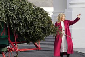 Jill Biden inauguró temporada navideña en la Casa Blanca con un enorme árbol