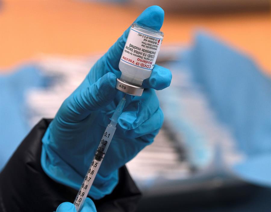 Moderna sitúa el hipotético desarrollo de una vacuna contra ómicron para principios de 2022