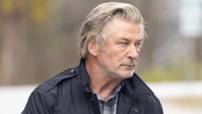 Nueva demanda asegura que la escena que Alec Baldwin ensayaba cuando murió Halyna Hutchins “no incluía disparos”