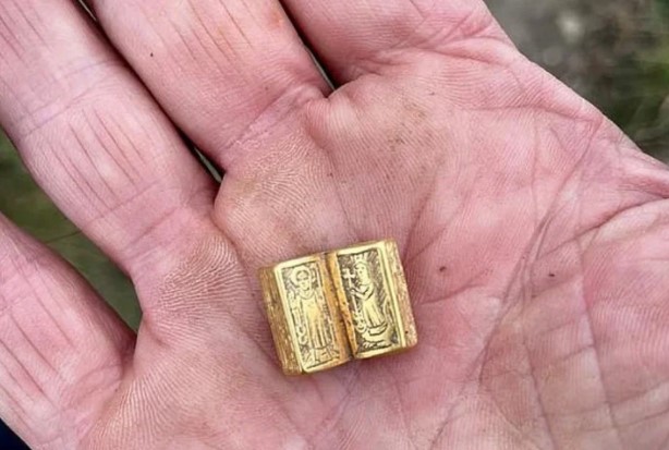 “Demasiado valiosa”: Hallaron una biblia de oro en miniatura estimada en millones de dólares