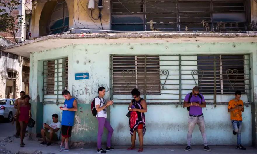 Proyecto legislativo “Patria y Vida” busca evadir los cortes de Internet en Cuba