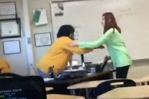 Estalló en ira: Estudiante golpeó e insultó con comentarios racistas a su maestra en Texas (VIDEO)