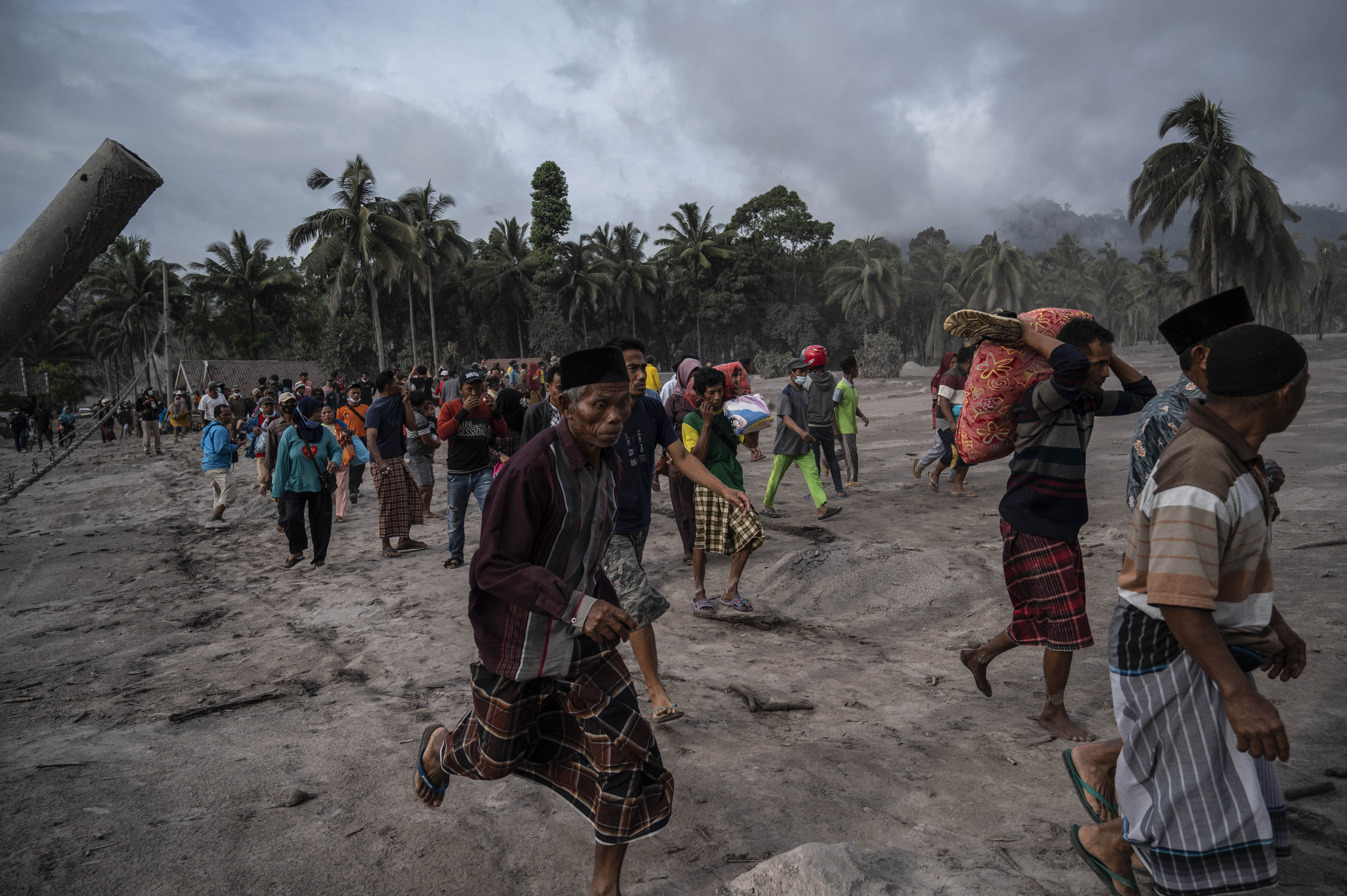 Alerta en Indonesia: nueva erupción del volcán Semeru interrumpió labores de rescate