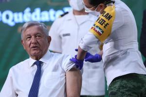 Andrés Manuel López Obrador se vacuna contra el Covid-19 con dosis de refuerzo de AstraZeneca en rueda de prensa