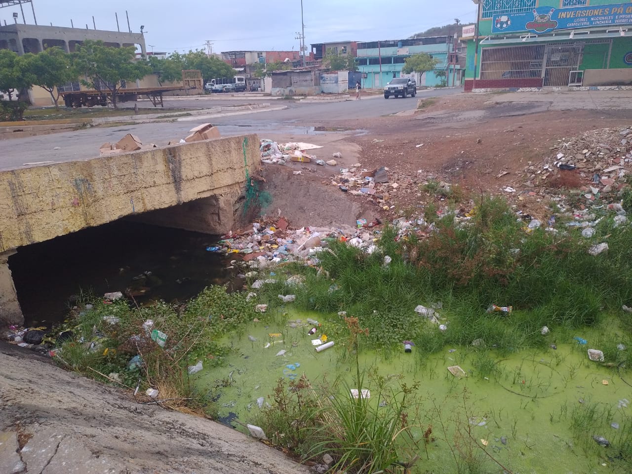 Anzoátegui: alerta en el sector Tronconal V por acumulación de basura en los drenajes