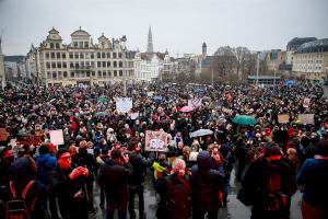Protestan en Bélgica por el cierre obligatorio de cines, teatros y espectáculos ante la emergencia de ómicron
