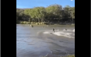 Puente colgante se desplomó y al menos once personas cayeron al río Fuerte en Sinaloa (VIDEO)