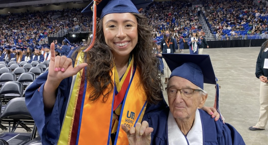 Un anciano se gradúa junto a su nieta en EEUU a pocos días de cumplir 88 años (Fotos)