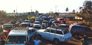 Choferes cierran la carretera fronteriza Troncal Del Caribe en la Guajira exigiendo acuerdos con otros transportistas #2Dic (Foto)