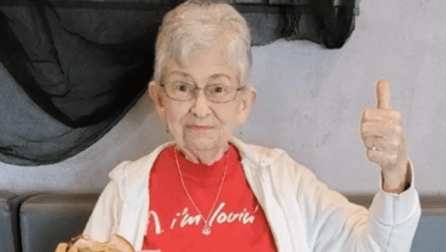 La abuela que decidió tatuarse a los 82 años y su reacción se volvió viral (Video)