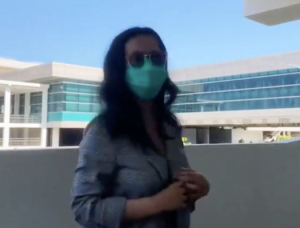 Modelo fue arrestada por filmar video sexual en un aeropuerto mientras pasajeros pasaban detrás de ella
