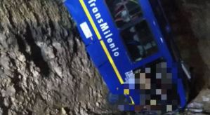 Al menos dos muertos luego que un autobús cayera por un barranco en Colombia (Video)