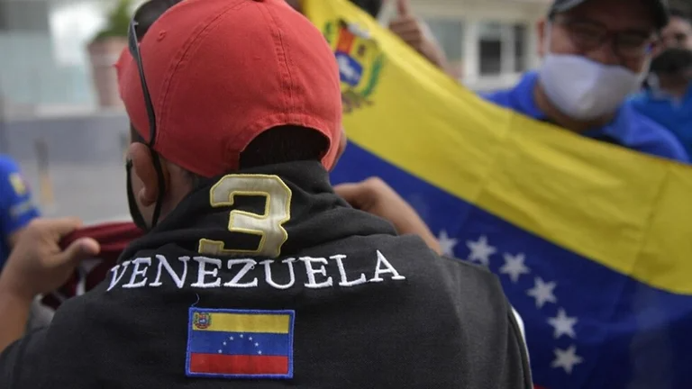 La guía para que migrantes venezolanos puedan acceder a servicios financieros en Colombia