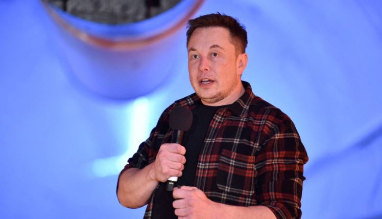 Elon Musk celebró la llegada de androides con apariencia humana