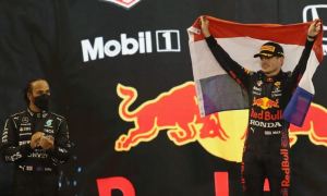 La dramática última vuelta desde las cámaras en los autos de Hamilton y Verstappen (Video)