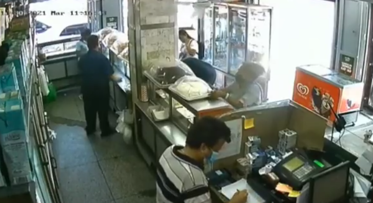 Descarada hurtó bandeja de tortas frente a encargados de una panadería en Valencia (Video)