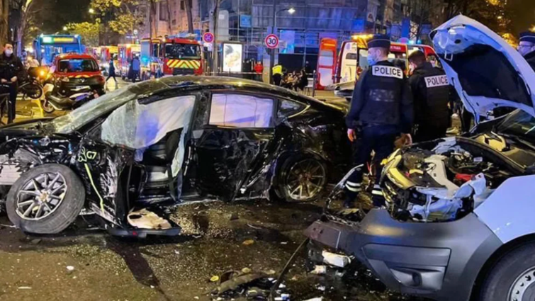 Tesla desbocado atropelló peatones y dejó un rastro de destrucción en París (Video)