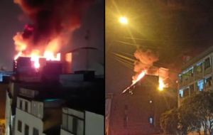 EN VIDEOS: Voraz incendio se registró en un almacén de plástico en el centro de Lima