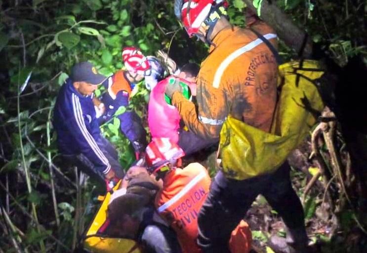 Rescataron a cinco senderistas extraviados en la Cueva del Oso en San Cristóbal