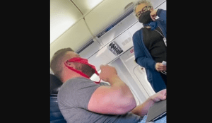 Usó una tanga en la cara como tapabocas… y lo botaron de un avión