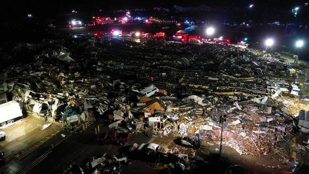 Mujer atrapada en fábrica en EEUU pide ayuda desesperadamente mientras tornado azota el edificio (VIDEO)