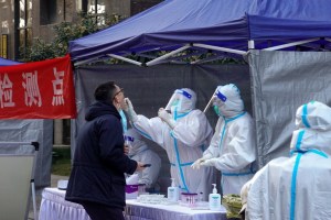China detecta más casos de ómicron y varias ciudades endurecen restricciones