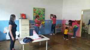 Se robaron los cables de un preescolar en Barinas… y ahora las maestras dan clases en el estacionamiento