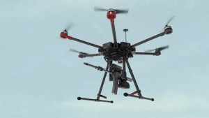 Israel presenta un dron armado con un rifle de asalto, capaz de neutralizar objetivos estáticos o en movimiento (VIDEO)