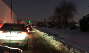 Más de 100 vehículos varados en una autopista de EEUU tras tormenta de nieve (VIDEO)