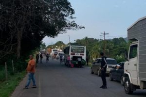 Conflicto entre grupo armado e indígenas mantiene trancada la troncal 10 en Bolívar (FOTOS)