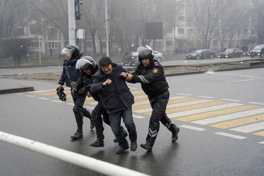 Al menos ocho agentes de seguridad muertos tras disturbios en Kazajistán