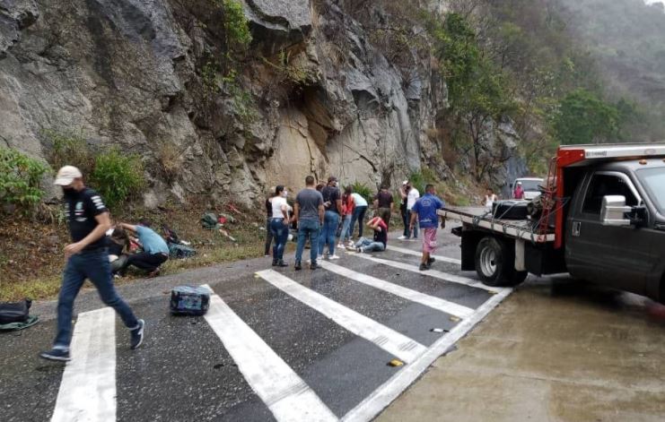 Trágico accidente en Valencia: Camión de pasajeros derrapó en plena autopista (Fotos)