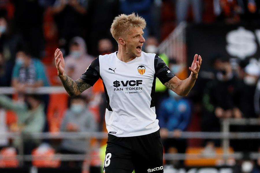 Atlético de Madrid anunció el fichaje del danés Daniel Wass