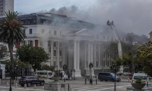 Detienen a un sospechoso por el incendio en el Parlamento sudafricano de este #2Ene