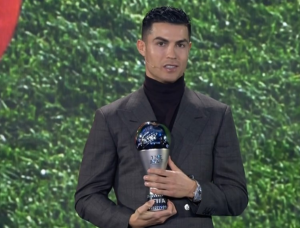 Cristiano Ronaldo recibió un premio especial de la Fifa por su récord de goles con Portugal