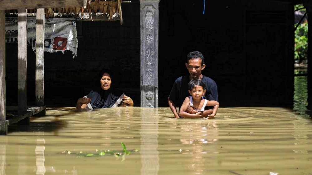 Miles de evacuados y dos niños muertos en Indonesia tras fuertes inundaciones