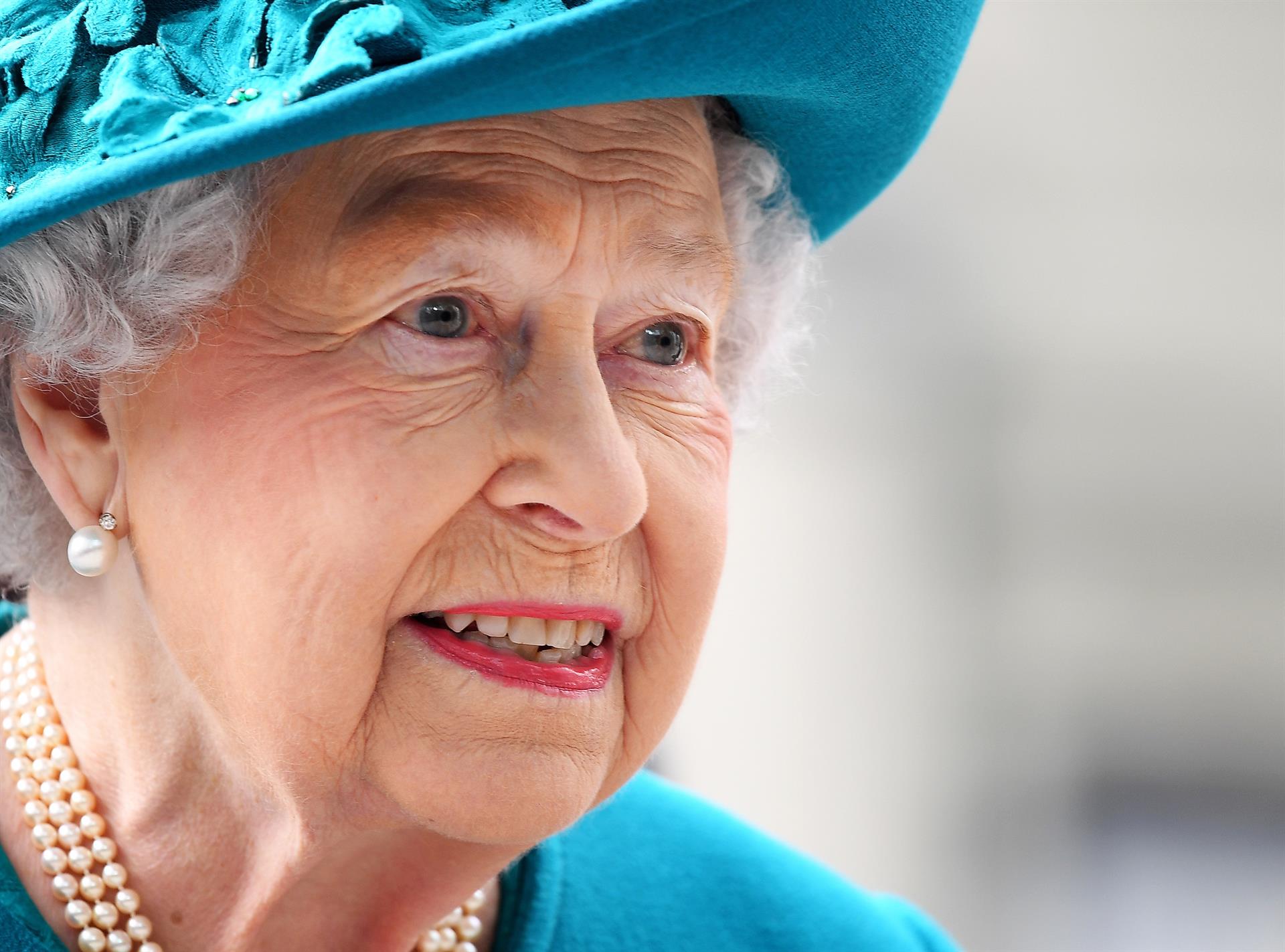 El tratamiento de Isabel II podría incluir antivirales, según medios locales