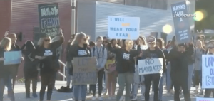 En California, padres y estudiantes protestaron por el uso obligatorio de las mascarillas en los planteles